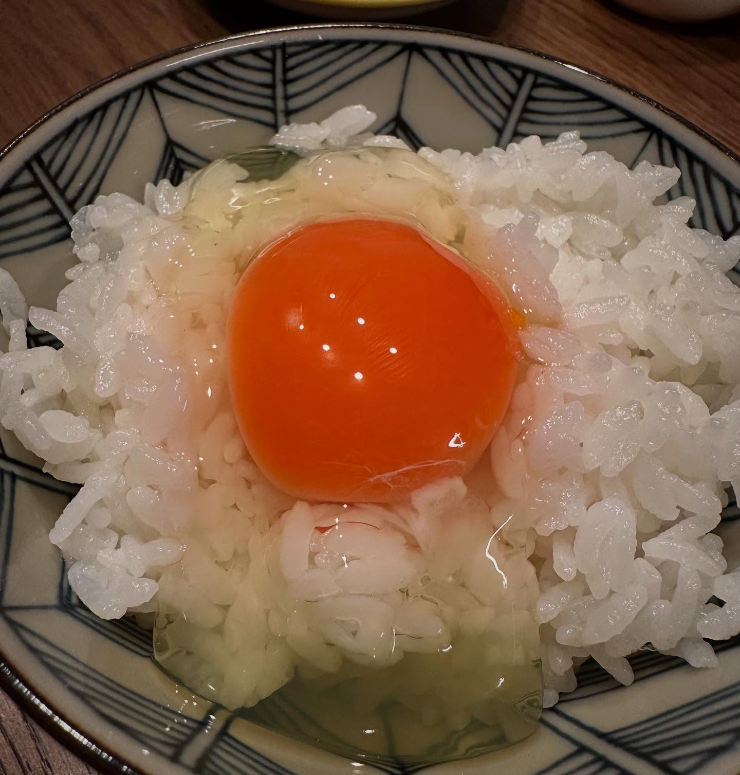 新寿卵の黄身をのせた卵かけご飯