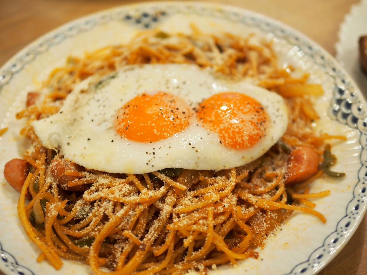 新寿卵の目玉焼きをのせたナポリタン